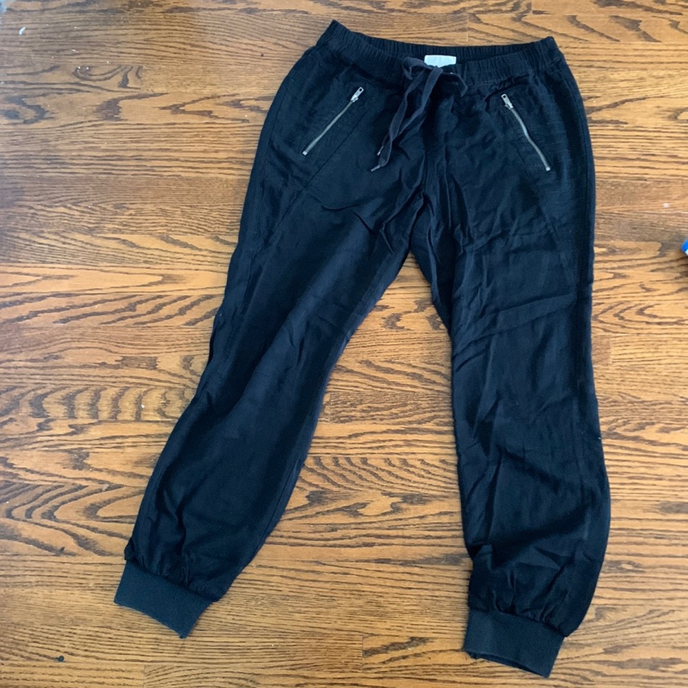 Converse Joggers with zippered pockets and stitching details